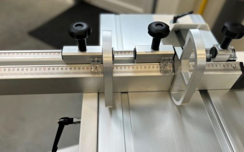 Formátovací pila s předřezem SICAR SEGA C40 volitelná výbava - standardní zarážky