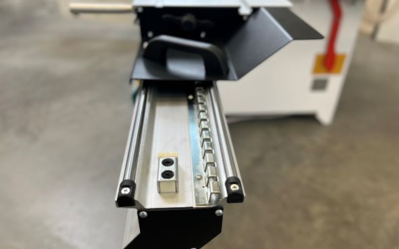 Formátovací pila s předřezem SICAR SEGA C40 volitelná výbava - motorické naklápění pilového kotouče