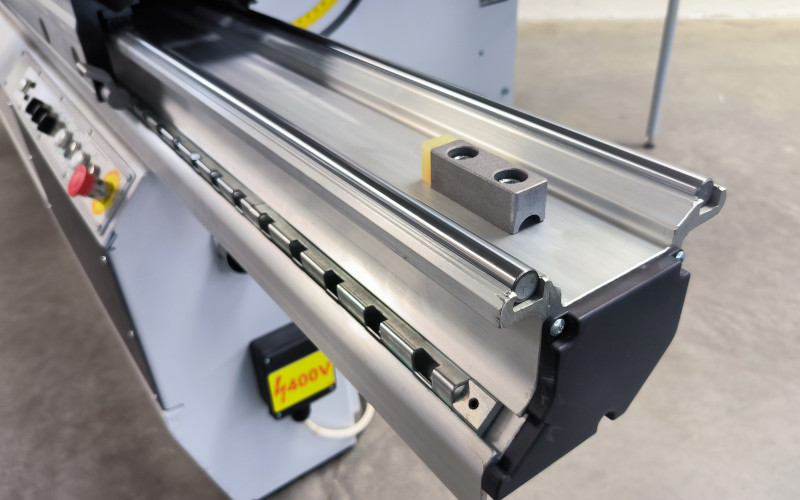 Formátovací pila s předřezem NIKMANN S350 aretace formátovacího stolu po segmentech