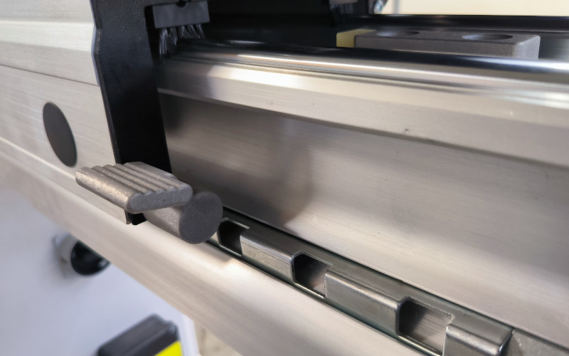 Formátovací pila s předřezem NIKMANN S350 aretace formátovacího stolu po segmentech