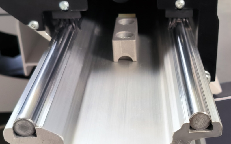 Formátovací pila s předřezem NIKMANN S350 formátovací stůl s pojezdem na kladkách vedených na ocelových tyčích