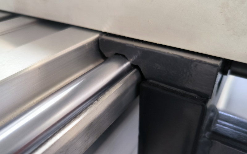 Formátovací pila s předřezem NIKMANN S350 zavěšení podpěrného rámu na formátovací stůl