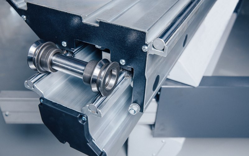 Formátovací pila s předřezem NIKMANN S350 formátovací stůl s pojezdem na kladkách vedených na ocelových tyčích