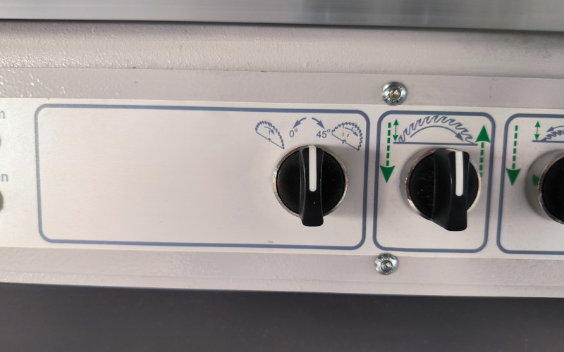 Formátovací pila s předřezem NIKMANN S350 motorické naklápění pilové jednotky po úhlem dle stupnice