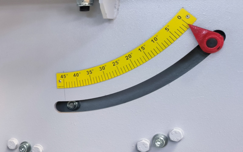 Formátovací pila s předřezem NIKMANN S350 motorické naklápění pilové jednotky po úhlem dle stupnice