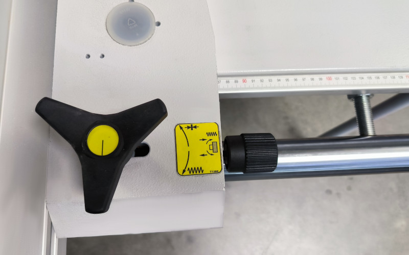 Formátovací pila s předřezem NIKMANN S350 paralelní pravítko pro podélné řezy