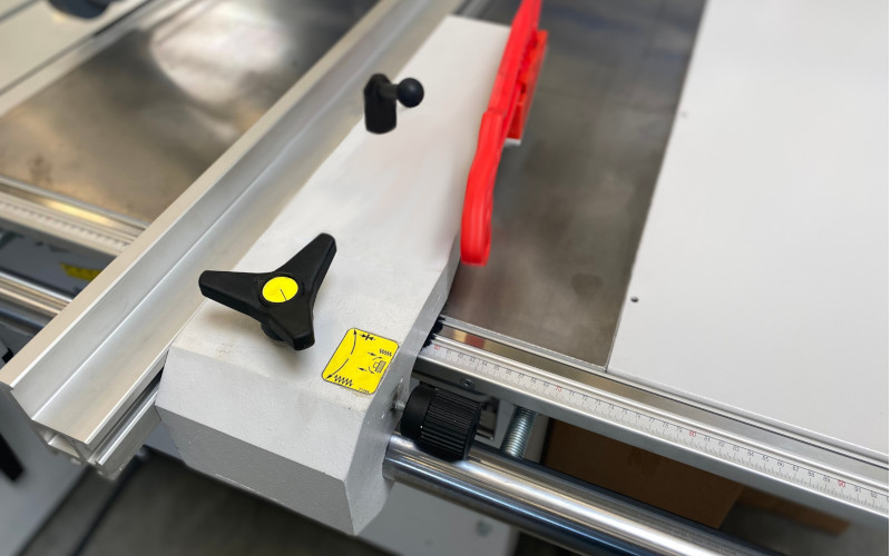 Formátovací pila s předřezem NIKMANN S350 paralelní pravítko pro podélné řezy