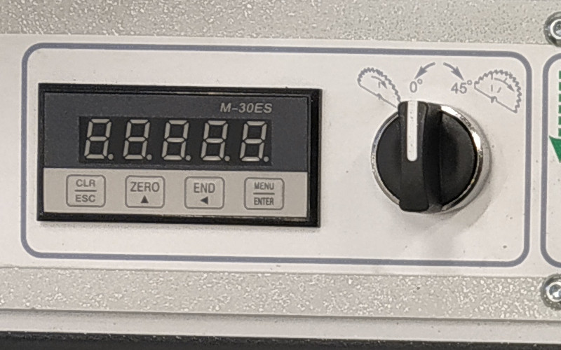 Formátovací pila s předřezem NIKMANN S350 digitální displej pro odečet náklonu pilové jednotky