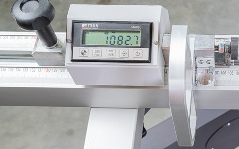 Formátovací pila s předřezem NIKMANN S350 doraz na příčné pravítko s digitálním odměřováním