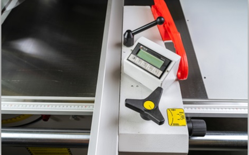 Formátovací pila s předřezem NIKMANN S350 paralelní pravítko s digitálním odměřováním