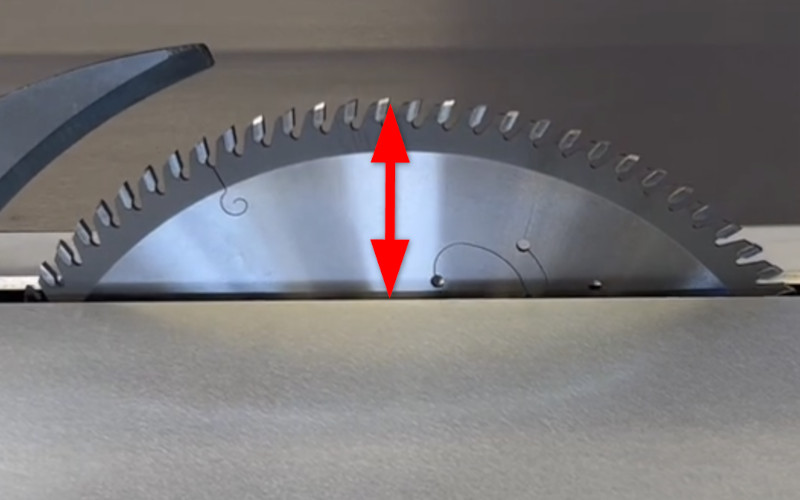 Formátovací pila s předřezem NIKMANN S350 motorický zdvih pilového kotouče a předřezového kotouče